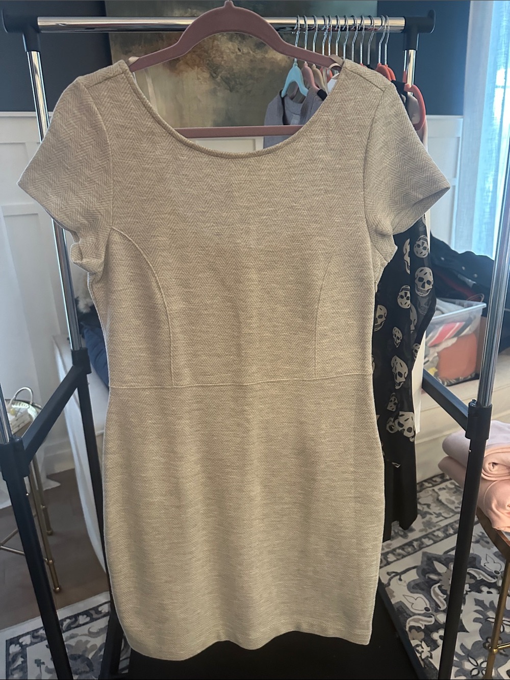 Banana Republic Light Gray Textured Short Sleeve Sheath Dress